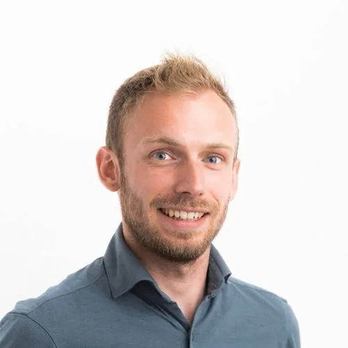 Portret van een oprichter van SaltIQ tegen een witte achtergrond