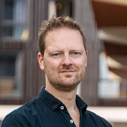 Portret van een oprichter van SaltIQ bij moderne architectuur